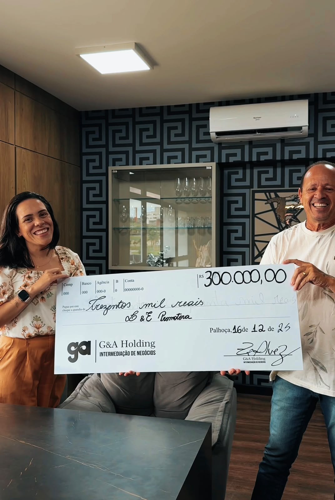 Solange celebrando a conquista do imóvel com a equipe da L&E Promotora