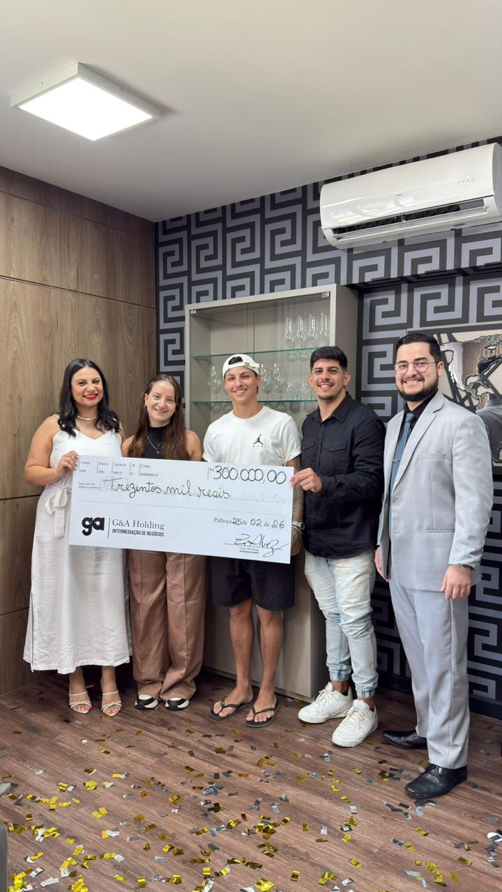 Eduarda celebrando a conquista do imóvel com a equipe da L&E Promotora
